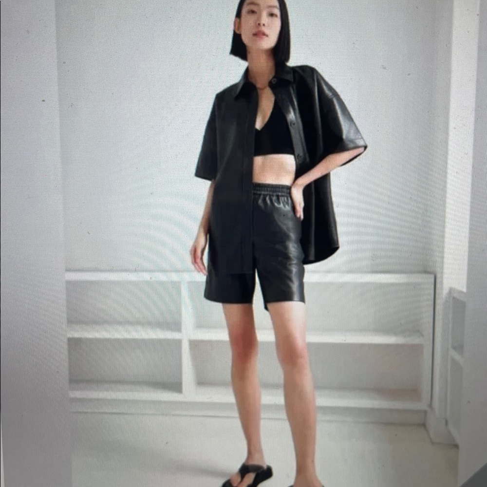 Babaton Aritzia sz 10 black faux vegan leather pull on shorts front pockets